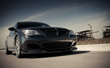 Черный BMW 5 series поглощает яркое солнце